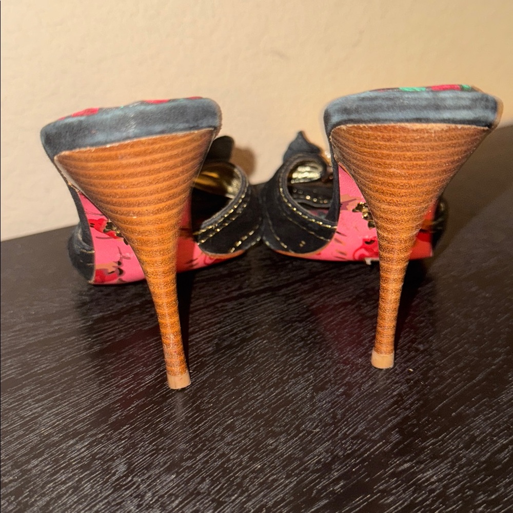 Betsey Johnson Black Suede Pearl and Bow Heels Size 6‎ - Picture 5 of 7